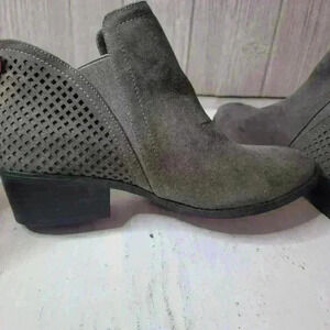 NWT Mia Gray suede ankle boots. Size 8.5 W